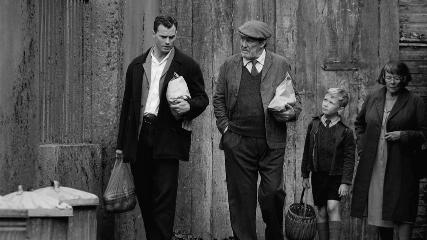 Eine Familie im Nordirlandkonflikt: Szene aus Kenneth Branaghs "Belfast". Eine Familie im Nordirlandkonflikt: Szene aus Kenneth Branaghs "Belfast".