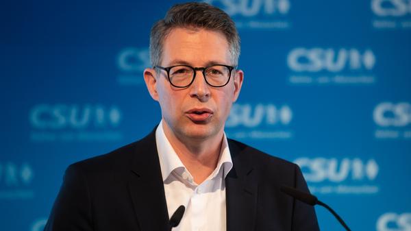 "Völkerrecht ist nicht verhandelbar", twitterte Markus Blume, bayerischer Wissenschaftsminister. "Wir müssen jetzt zusammenstehen und eine gemeinsame Reaktion zeigen."
