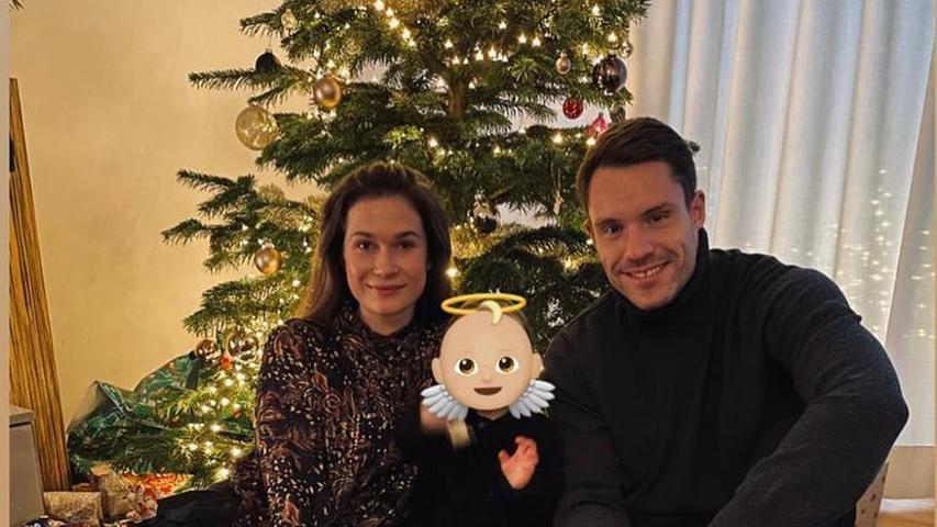 Noch mehr weihnachtliche Stimmung: Torhüter Christian Mathenia mit Julia und der kleinen Ilvy an Heiligabend 2020. Im Juni 2022 wurde der 31-Jährige zum zweiten Mal Vater.
