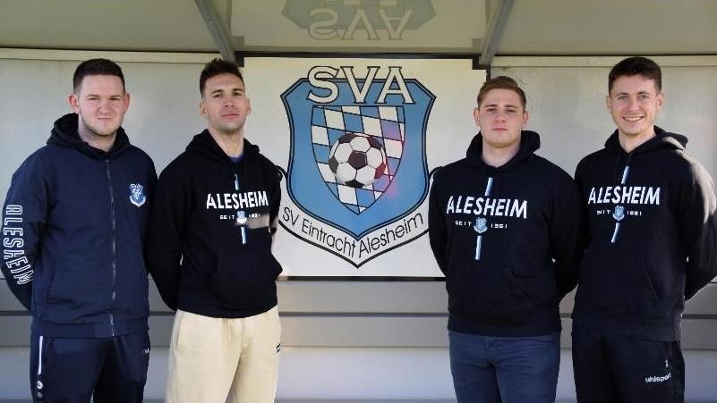 Neuzugänge für den SV Alesheim: Teamleiter Moritz Kraft mit den neuen Spielern Fabian Rabenstein, Marcel Kowald und Guillermo „Gigi“ Lacunza Yoldi (von links nach rechts).