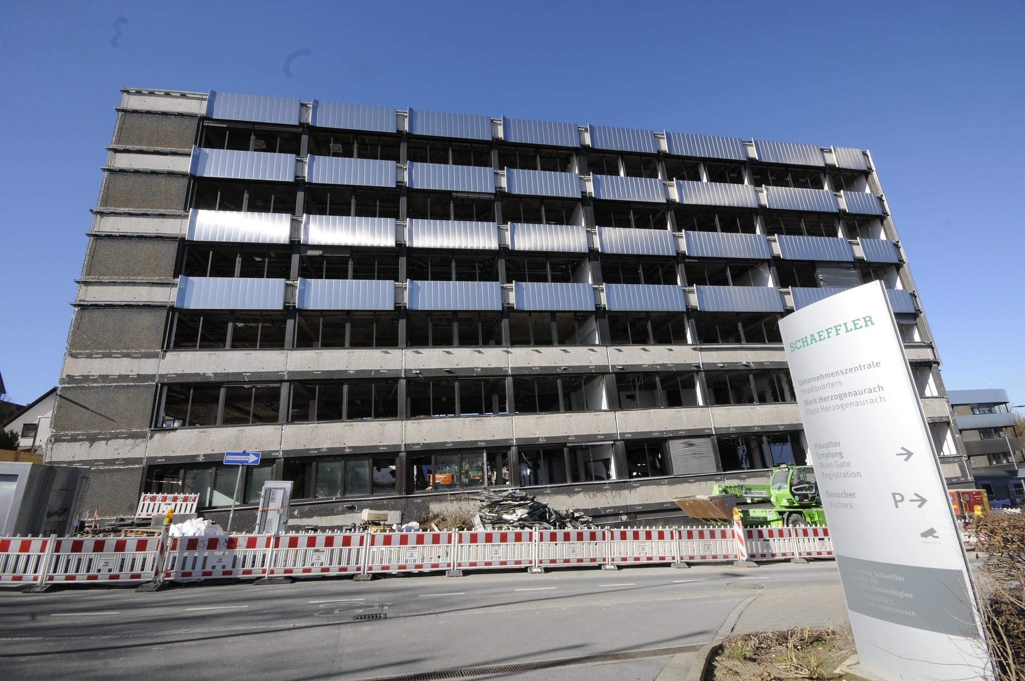 Dieses Gebäude gegenüber dem Schaeffler-Haupteingang gehörte früher Adidas. Der Eigentumer hat gewechselt, so dass Schaeffler hier einen Campus-West errichtet. Das alte Gebäude wird abgerissen.