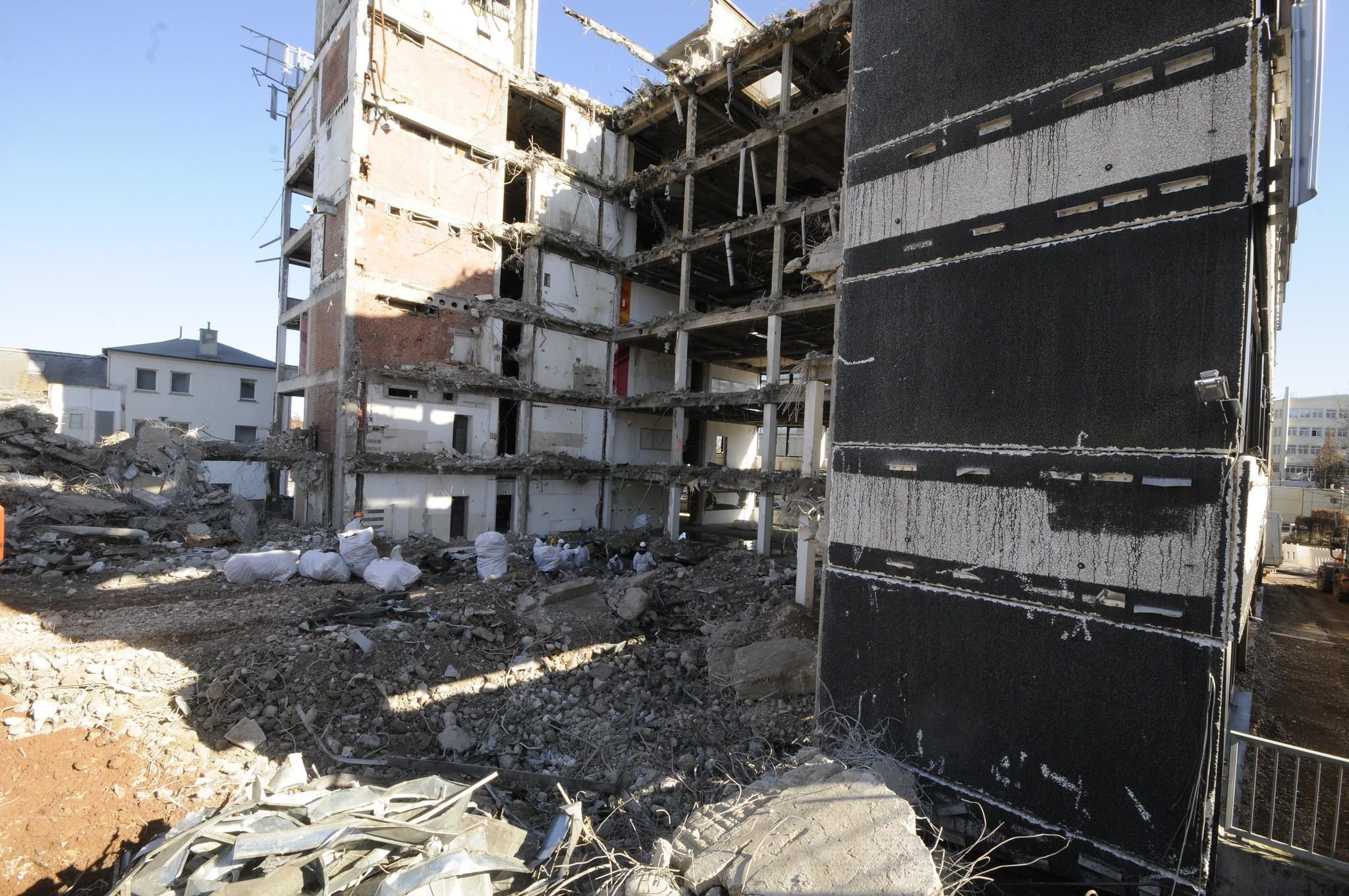 Auf der Rückseite sieht man, wie das Gebäude nach und nach abgetragen wird.