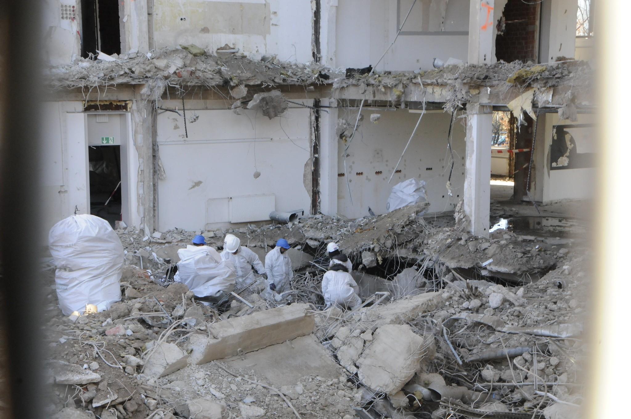 Mitarbeiter des Abbruchunternehmens sortieren alle recycelbaren Stoffe aus.