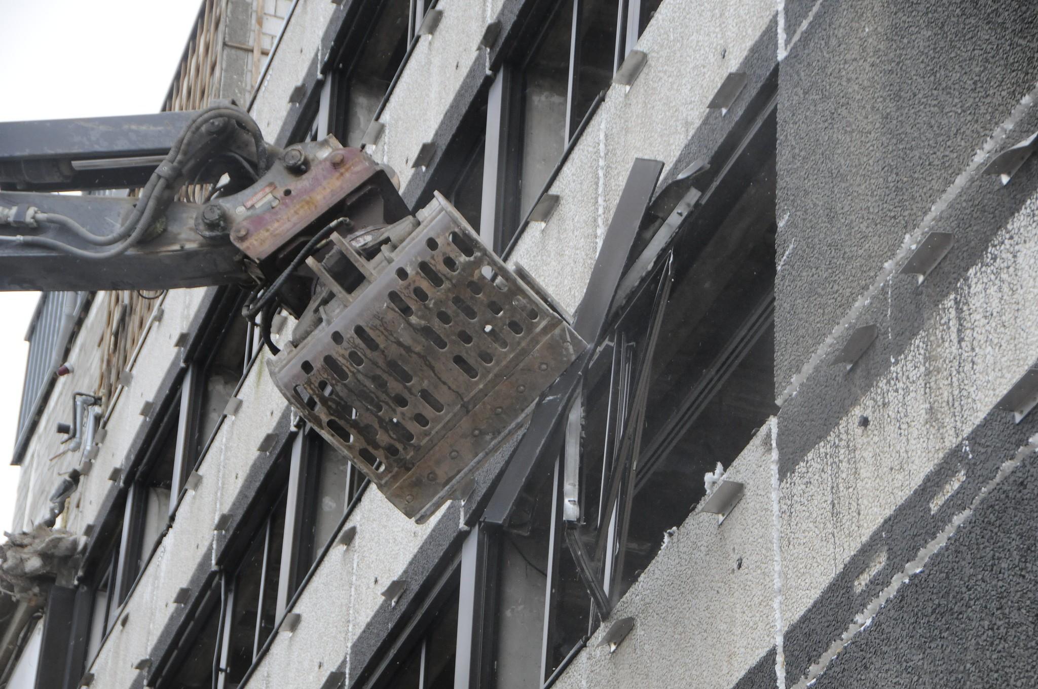 Mit einer Spezialschaufel wird nach und nach das Gebäude abgetragen.