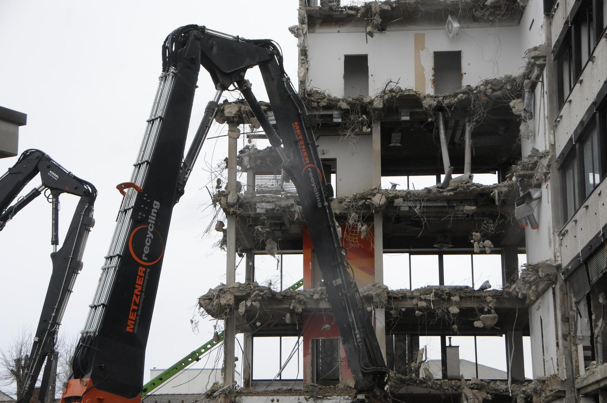 In den vergangenen Wochen ist aus dem Inneren bereits viel demontiert worden. Nun wird das "Skelett" abgetragen. 