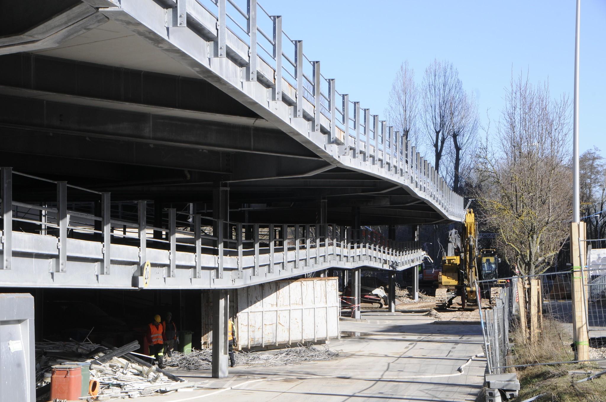 Auch das langgezogene Parkdeck entlang der Hans-Maier-Straße wird nun abgerissen.