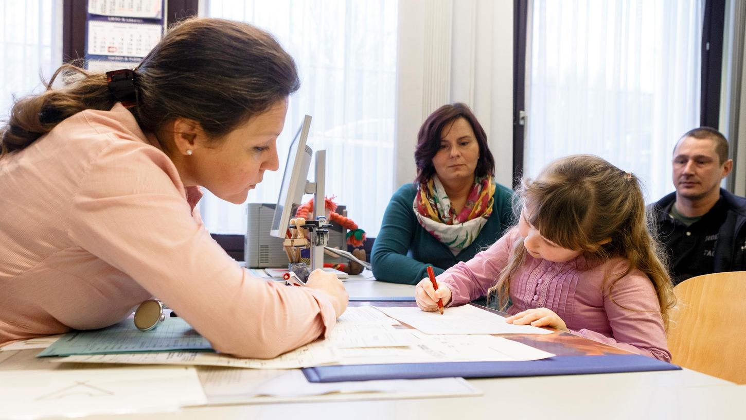 Zu den Schuleingangs-Untersuchungen sollen im Landkreis Neumarkt werden ab jetzt die Kinder ein Jahr früher eingeladen.