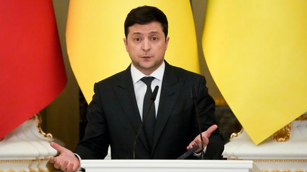 Die Ukraine rüstet sich für einen Krieg: Präsident Wolodymyr Selenskyj kündigt eine Teilmobilmachung von Reservisten an, ein Ausnahmezustand für 30 Tage wird verhängt. Die Separatistenführer in der Ostukraine bitten den Kreml um militärische Hilfe. Die USA verhängen Sanktionen gegen die Nord-Stream-2-Betreibergesellschaft.