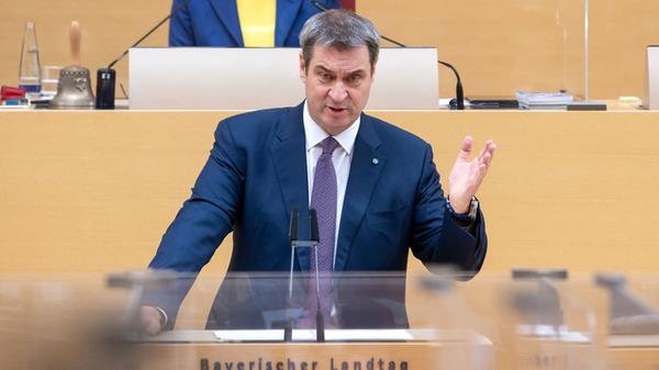 Markus Söder schrieb von einem "schwarzen Tag für den Frieden in Europa". Aus Sicht des bayerischen Ministerpräsidenten dürfe Krieg "niemals eine Lösung sein". Der Angriff auf die Ukraine müsse sofort beendet werden.