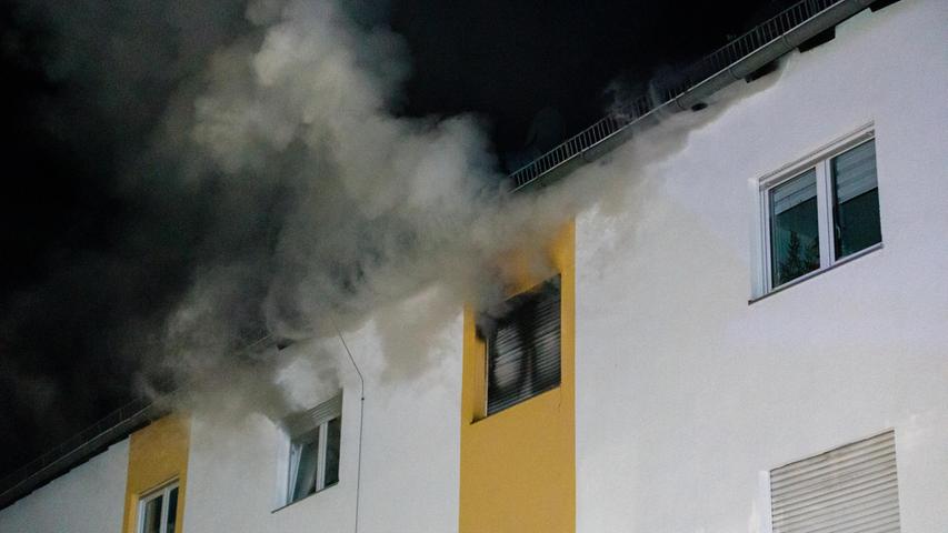Nachdem die Feuerwehrtrupps am Einsatzort ankamen, bemerkten sie dichten Rauch, der aus dem zweiten Obergeschoss quoll.