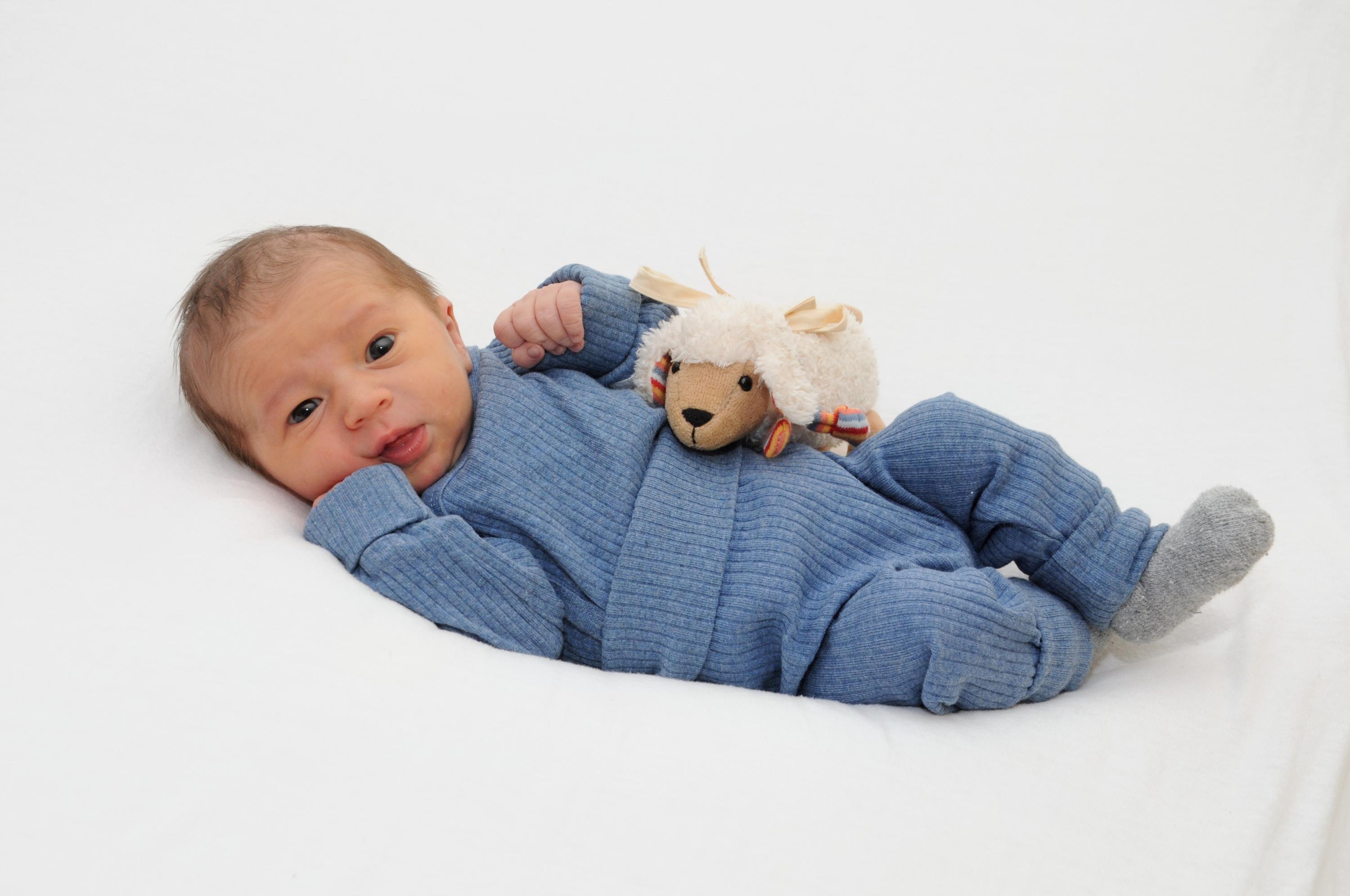 Am 21. Februar erblickte Karl im Nürnberger Süd-Klinikum das Licht der Welt. Er bringt 3080 Gramm bei einer Körpergröße von 49 Zentimetern auf die Waage.