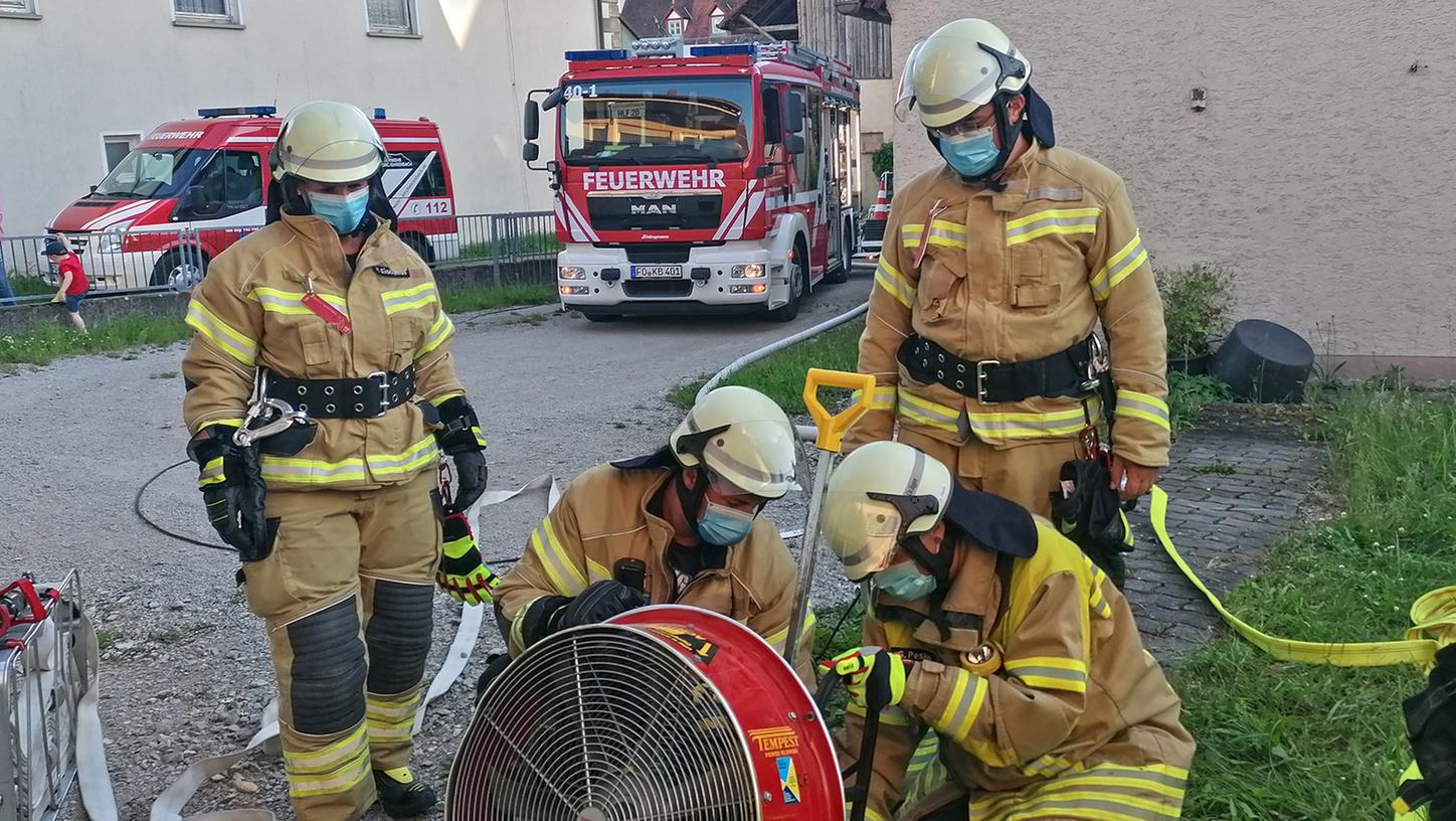 Wie kann das Ehrenamt bei der Freiwilligen Feuerwehr attraktiv bleiben? Das untersucht Prof. Doris Rosenkranz von der Technischen Hochschule Nürnberg. Hier übt die Freiwillige Feuerwehr Kirchehrenbach die Ventilation bei Brandeinsätzen.
Wie kann das Ehrenamt bei der Freiwilligen Feuerwehr attraktiv bleiben? Das untersucht Prof. Doris Rosenkranz von der Technischen Hochschule Nürnberg. Hier übt die Freiwillige Feuerwehr Kirchehrenbach die Ventilation bei Brandeinsätzen.