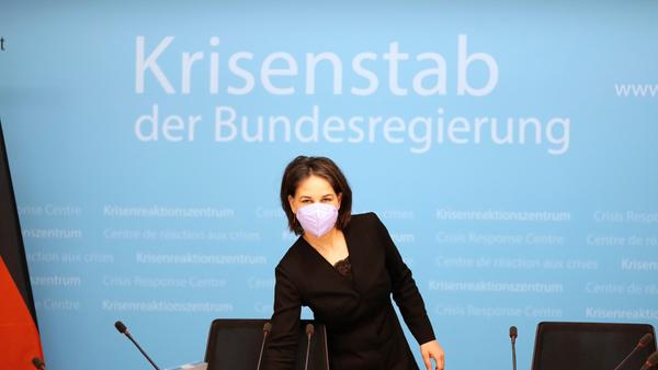 Außenministerin Annalena Baerbock bezeichnet den Angriff auf die Ukraine als einen Bruch Russlands "mit den elementarsten Regeln der internationalen Ordnung". Sie spricht von einem "Tag der Schande" und kündigt Reaktionen gemeinsam mit den Partnern an. "Unsere ganze Solidarität gilt der Ukraine", konstatiert die Grünen-Politikerin.