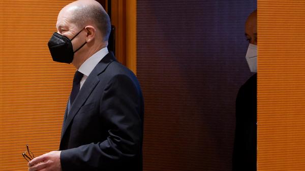 Olaf Scholz sprach ebenfalls von einem "eklatanten Bruch des Völkerrechts", der durch nichts zu rechtfertigen sei. "Deutschland verurteilt diesen rücksichtslosen Akt von Präsident Putin aufs Schärfste", twitterte der SPD-Politiker. Der Kanzler bilanzierte: "Dies ist ein furchtbarer Tag für die Ukraine und ein dunkler Tag für Europa."