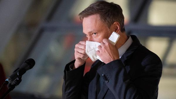 Auch Christian Lindner kündigt "harte Sanktionen" gegen den Kreml an. "Der Angriff Russlands ist ein Alptraum. Putin hat sich als Lügner entlarvt", twitterte der Finanzminister von der FDP.