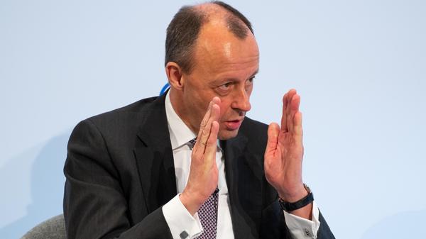 Friedrich Merz erkennt in dem Krieg gegen die Ukraine auch einen "Krieg gegen die Demokratie und unsere Freiheit". Putin fühle sich "von den Demokratiebewegungen in der Ukraine und in Belarus bedroht, nicht von der NATO".