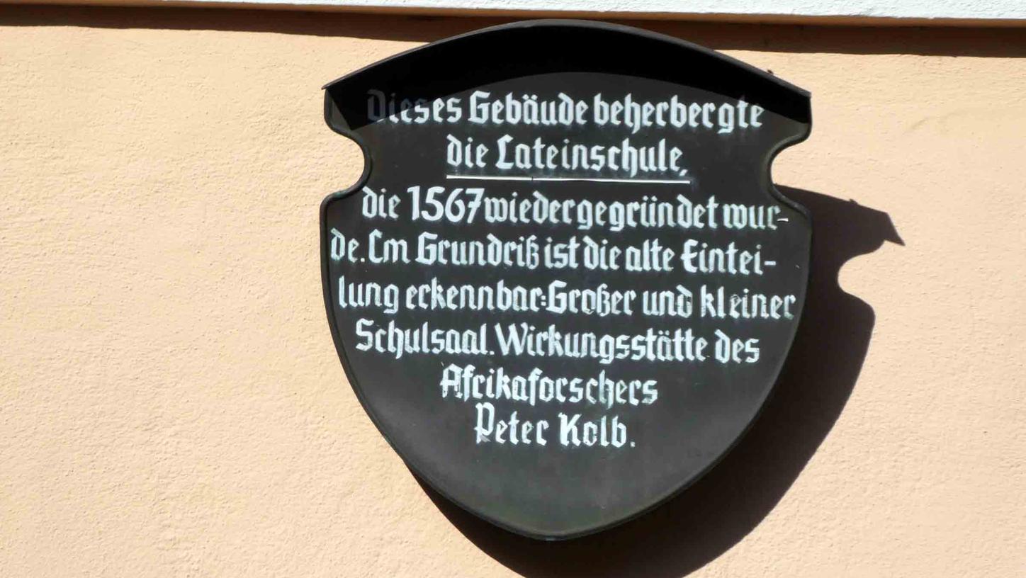 Die Gedenktafel an der ehemaligen Lateinschule in Neustadt/Aisch weist auf das Jahr 1567 hin.