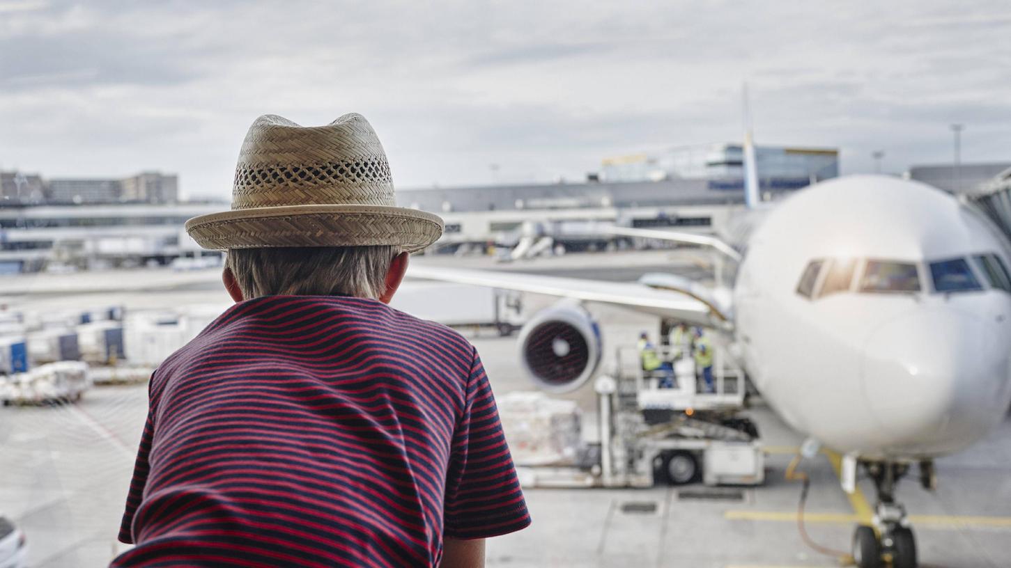 Ungeimpft, Test vergessen, dem Flieger hinterherschauen - das muss Ihnen nicht passieren, wenn Sie diese Regel kennen und sich rechtzeitig kümmern. Ungeimpft, Test vergessen, dem Flieger hinterherschauen - das muss Ihnen nicht passieren, wenn Sie diese Regel kennen und sich rechtzeitig kümmern.