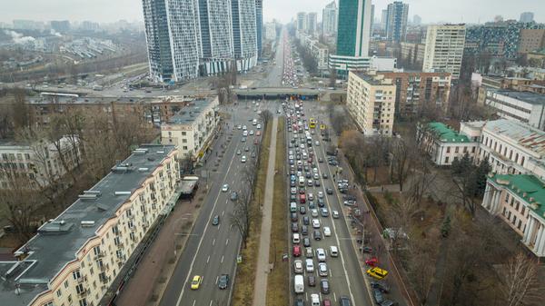 Aus Angst vor einem noch größer angelegten russischen Angriff auf die Ukraine fliehen viele Menschen aus der Hauptstadt. Vor Bankautomaten in Kiew bilden sich lange Schlangen, wie ein dpa-Korrespondent berichtet. Fotos zeigen lange Autokolonnen. Andere versuchen, mit Zügen aus der Metropole zu flüchten.