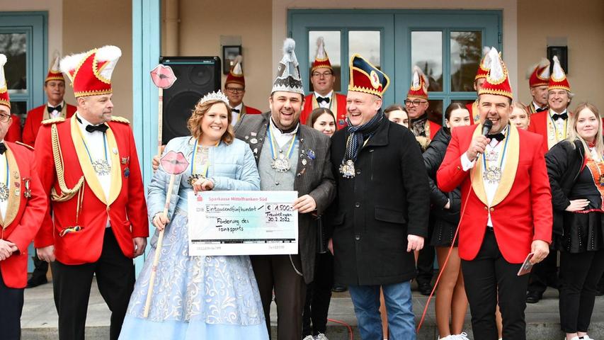Ralf Lenik (2.v.re., vorne) überbrachte einen Spendenscheck über 1500 Euro für die Karnevallsgesellschaft Treuchtlingen. Mit im Bild: Prinzessin Jacqueline I und Prinz Florian I.