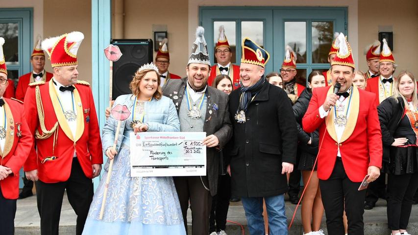 Ralf Lenik (2.v.re., vorne) überbrachte einen Spendenscheck über 1500 Euro für die Karnevallsgesellschaft Treuchtlingen. Mit im Bild: Prinzessin Jacqueline I und Prinz Florian I. Ralf Lenik (2.v.re., vorne) überbrachte einen Spendenscheck über 1500 Euro für die Karnevallsgesellschaft Treuchtlingen. Mit im Bild: Prinzessin Jacqueline I und Prinz Florian I.