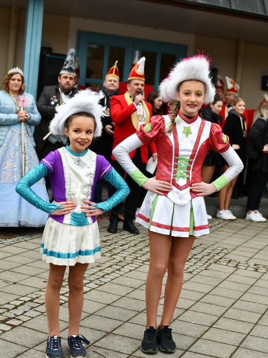 Die Tanzmariechen Valentina Stöhr und Clara Hoffmann führten einen Tanz auf. Die Tanzmariechen Valentina Stöhr und Clara Hoffmann führten einen Tanz auf.