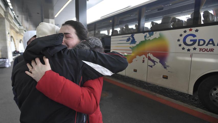 Freunde trösten eine Frau am Prager Busbahnhof Florenc vor der Abreise zu ihrer Familie in die Ukraine, die von der russischen Armee überfallen wurde.
