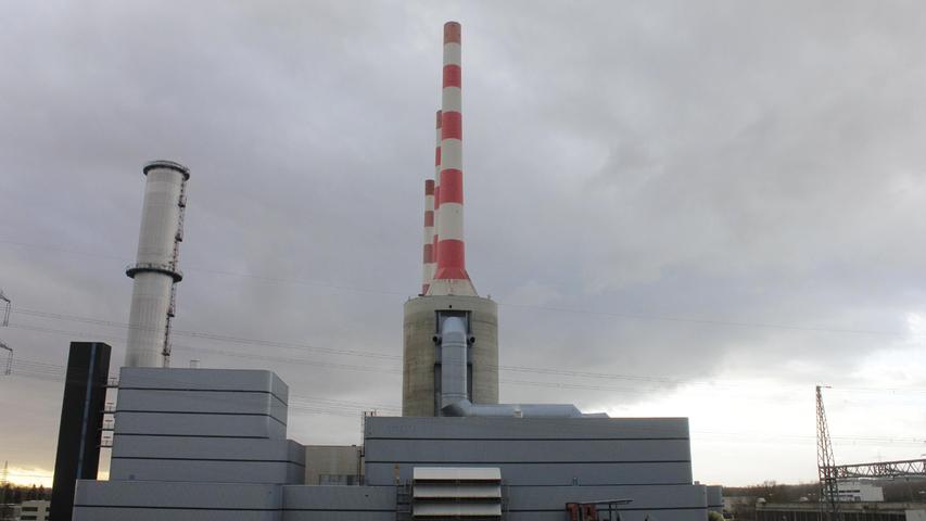 Block 4 (das blaue Gebäude, dazu gehört der Schornstein links) ging im Jahr 2011 in Betrieb und war damals das Gaskraftwerk mit dem höchsten Wirkungsgrad weltweit (er liegt bei 60,43 Prozent). Die Leistung liegt bei bis zu 561 Megawatt. Die Anlage verfügt über eine Gas- und eine Dampfturbine. 