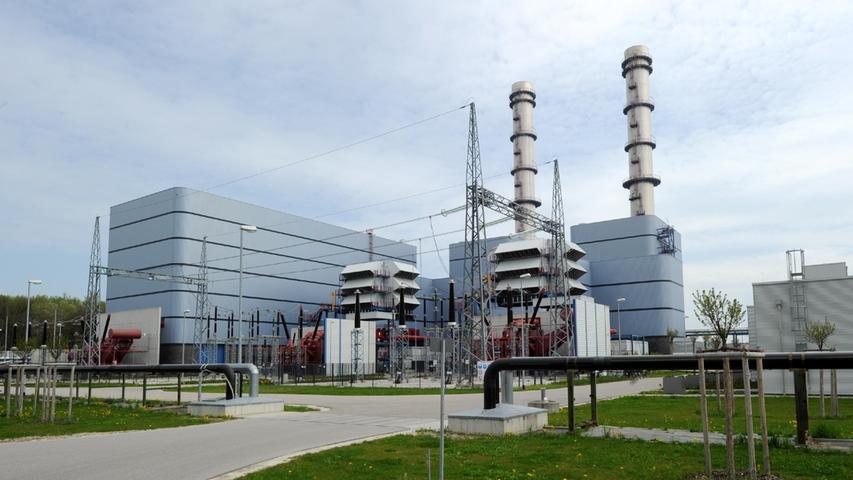 Der 2010 in Betrieb gegangene Block 5 hingegen verfügt über gleich zwei Gasturbinen und eine Dampfturbine. Die beiden Gasturbinen sind nur minimal weniger leistungsfähig als in Block 4, zusammen kommen die drei Turbinen aber auf die enorme Leistung von 846 Megawatt. Zum Vergleich: Das Kernkraftwerk in Grafenrheinfeld bei Schweinfurt kam auf 1345 Megawatt Leistung. 