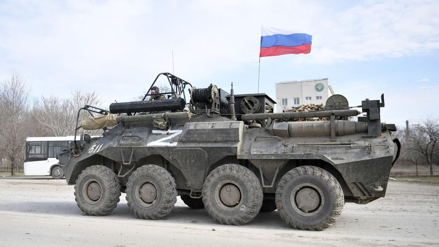 Ein weißes "Z" prangert auf vielen russischen Panzern, die derzeit im Angriffskrieg in der Ukraine zum Kampfeinsatz verwendet werden.