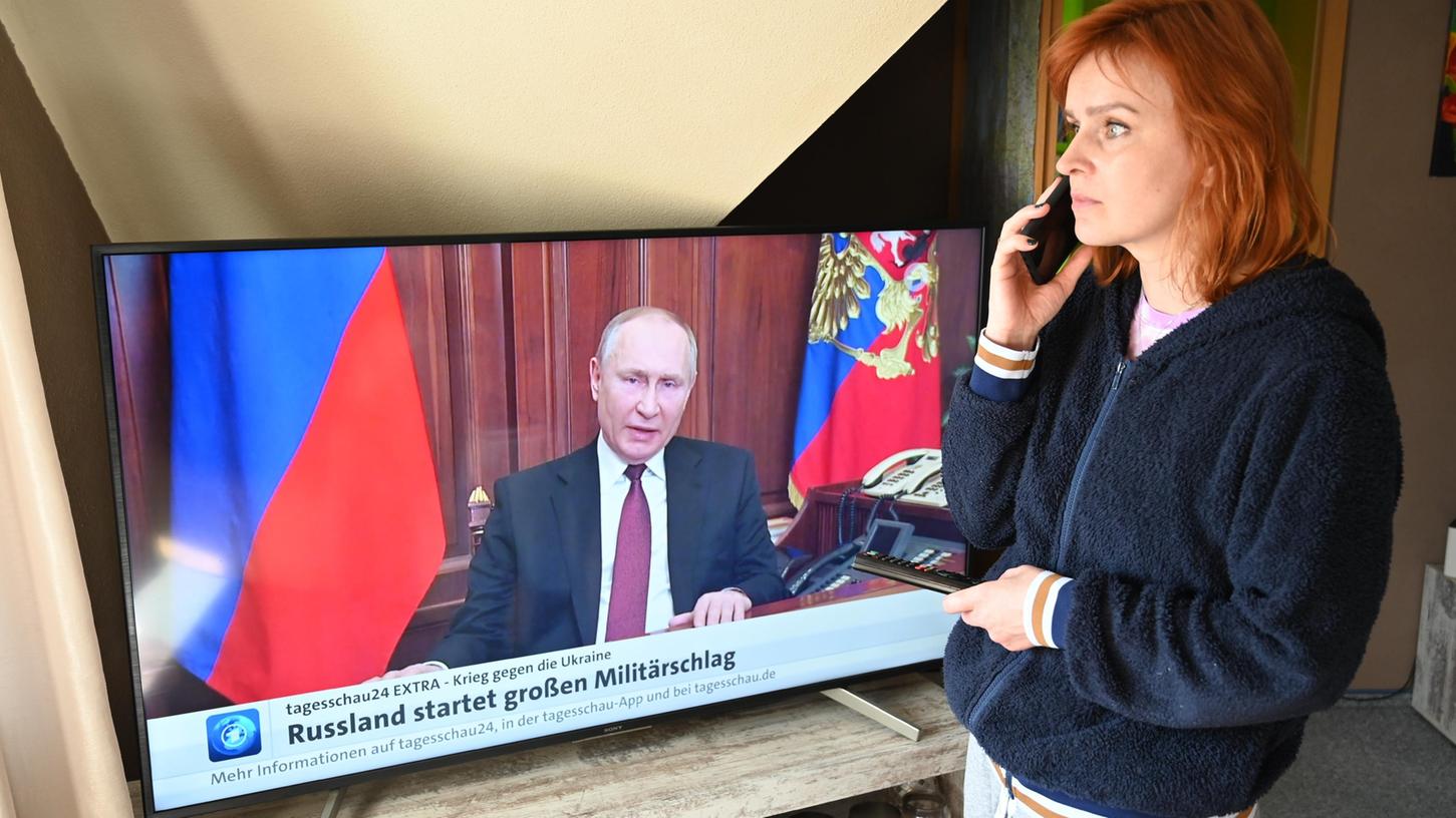 Angstvoll wartet Yevheniia Frömter auf neue Nachrichten aus der Ukraine, ihrer Heimat.   