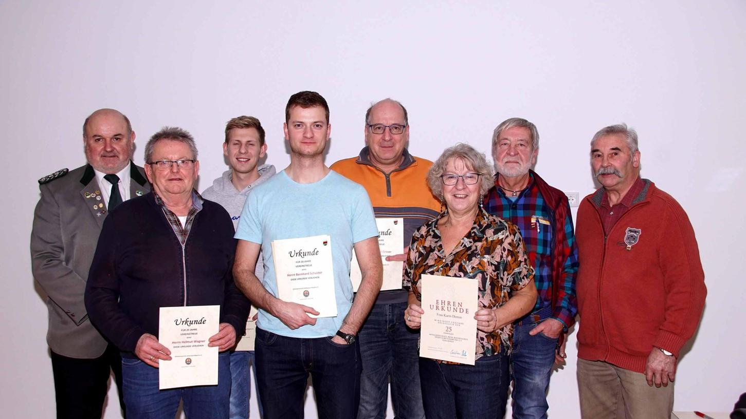 Schützenmeister Wolfgang Rubensdörfer (links) gemeinsam mit den langjährigen Mitgliedern, die mit Ehrennadeln und Urkunden ausgezeichnet wurden. Schützenmeister Wolfgang Rubensdörfer (links) gemeinsam mit den langjährigen Mitgliedern, die mit Ehrennadeln und Urkunden ausgezeichnet wurden.