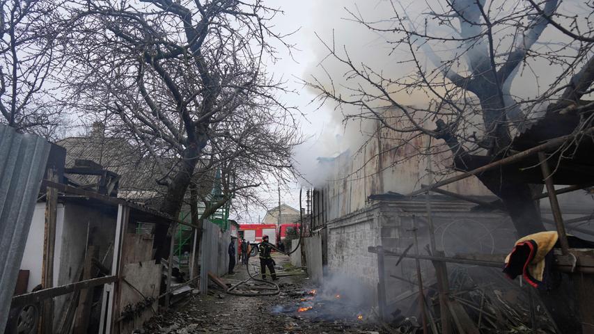Ein Feuerwehrmann ist in Mariupol inmitten von Trümmern nach dem russischen Beschuss im Einsatz.
