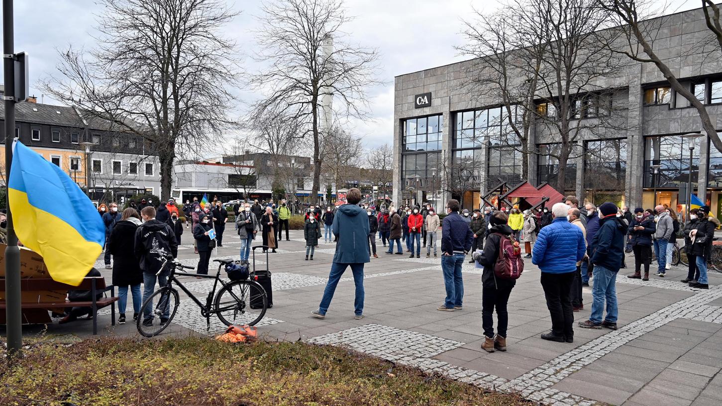 Mehrere hundert Menschen versammelten sich auf dem Rathausplatz in Erlangen, um mit dieser Kundgebung ein Zeichen gegen Aggression und Krieg zu setzten.