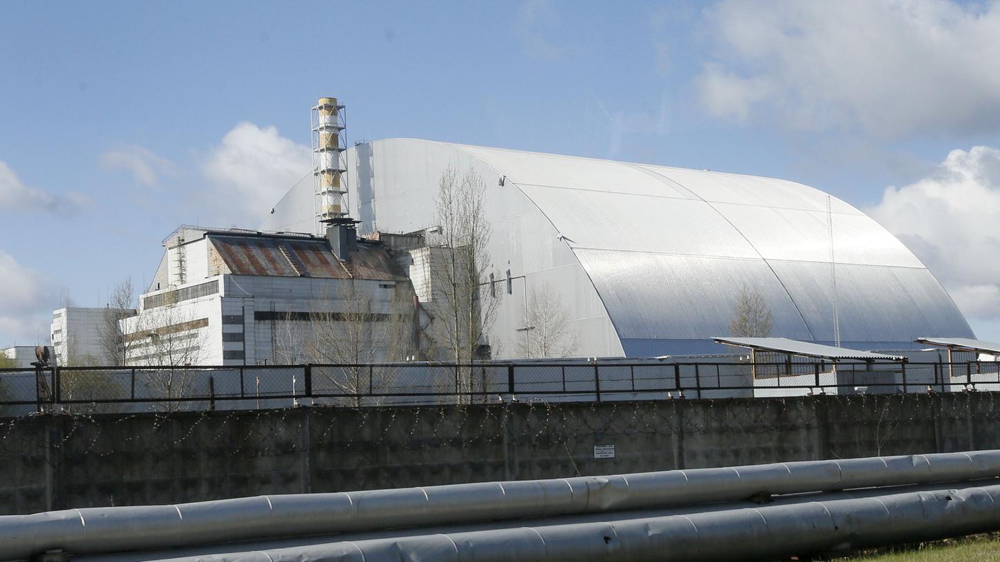 Ein Schutzbau bedeckt den explodierten Reaktor im Kernkraftwerk Tschernobyl. Am Donnerstagabend wurden dort erhöhte Strahlenwerte gemessen.