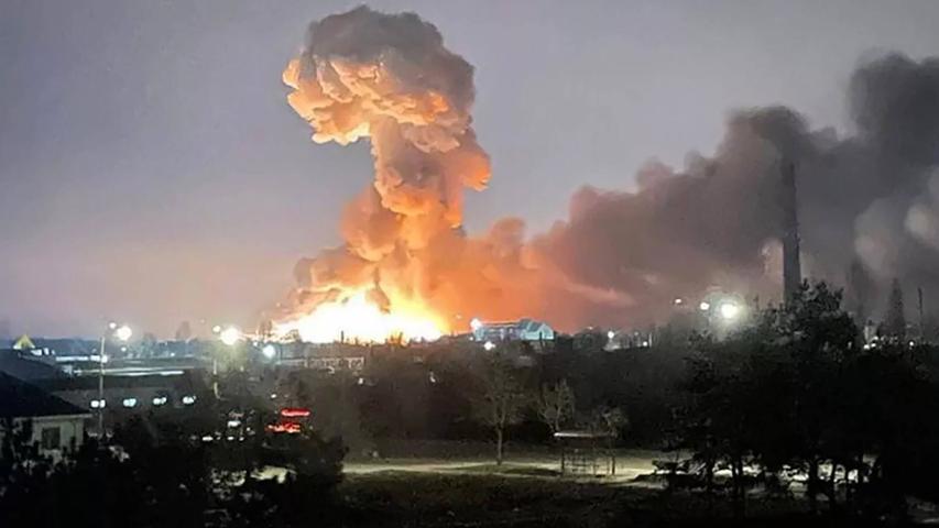Russische Truppen starten ihren Angriff auf die Ukraine. Putin lässt das Nachbarland aus mehreren Richtungen angreifen und warnt andere Länder, dass jeder Versuch, sich in die russische Aktion einzumischen, zu "Konsequenzen führen würde, die Sie noch nie gesehen haben". Panzer stoßen in die ehemalige Sowjetrepublik vor, es gibt Luftangriffe in der ganzen Ukraine. Betroffen sind unter anderem auch die Hauptstadt Kiew sowie die Hafenstädte Mariupol und Odessa. Russische Truppen starten ihren Angriff auf die Ukraine. Putin lässt das Nachbarland aus mehreren Richtungen angreifen und warnt andere Länder, dass jeder Versuch, sich in die russische Aktion einzumischen, zu "Konsequenzen führen würde, die Sie noch nie gesehen haben". Panzer stoßen in die ehemalige Sowjetrepublik vor, es gibt Luftangriffe in der ganzen Ukraine. Betroffen sind unter anderem auch die Hauptstadt Kiew sowie die Hafenstädte Mariupol und Odessa.