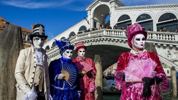 Mittlerweile können urlaubshungrige Franken fünf Städte allein auf dem italienischen Festland per Flugzeug erreichen. Mit Ryanair geht es nach Lamezia Terme, zu der historischen Universitätsstadt Bologna und den sonnigen süditalienischen Metropolen Bari und Neapel. Zudem können Reisende auch Nürnbergs Partnerstadt Venedig zweimal wöchentlich ansteuern.