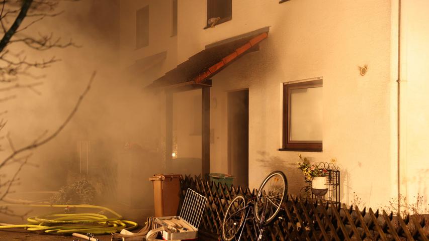 FOTO: Ralph Goppelt/vifogra, 25.02.2022 MOTIV: Feuer, Brand in der Lindenstraße 2 in Gunzenhausen / Frickenfelden, Randalierer und Bewohner des Hauses (47) stirbt in der Nacht, nachdem die Polizei auf ihn schießen musste, Schusswaffengebrauch