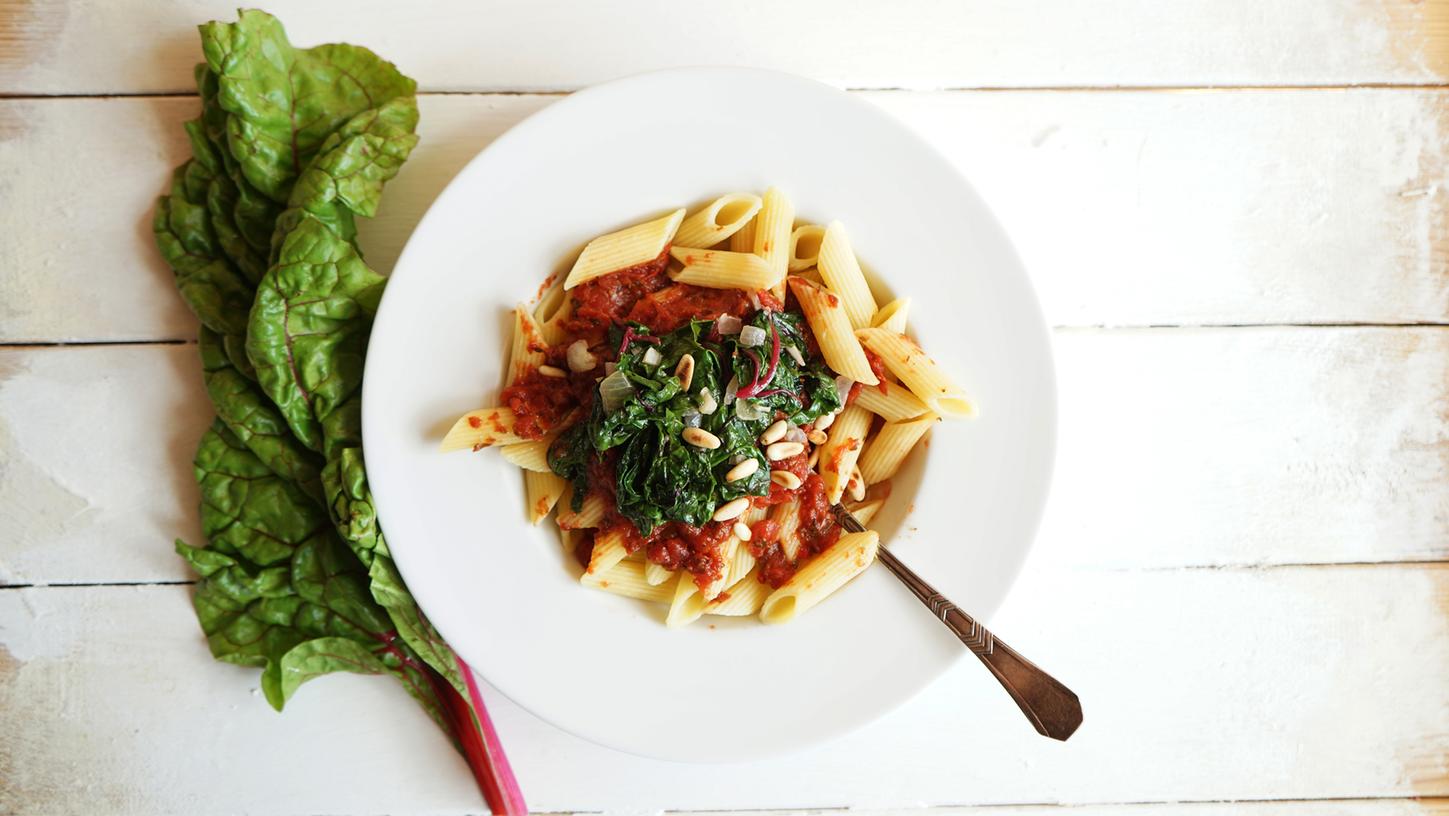 Mehr als nur Spinat-Ersatz: Der Mangold fand seinen Weg über italienische und südosteuropäische Rezepte zurück in die deutsche Küche, etwa als Nudelsoße zu Penne.