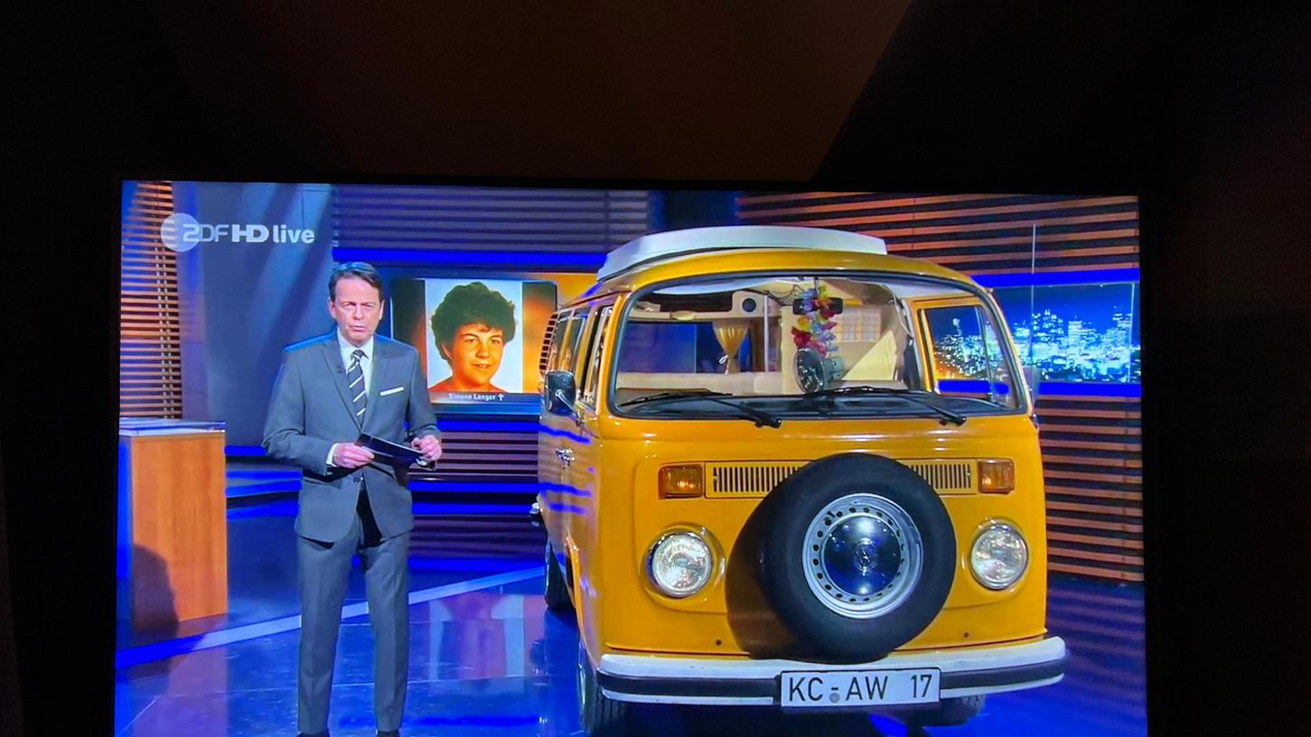 Der Tod der 16-jährigen Simone Langer war nun Thema bei „Aktenzeichen XY“. Die Polizei würde gerne mit vier Männern sprechen (nicht als Tatverdächtige), die einen VW-Bus wie auf dem Foto reparierten. Das Kennzeichen wurde mittlerweile neu vergeben. Der derzeitige Halter nichts mit dem Fall zu tun. Der Tod der 16-jährigen Simone Langer war nun Thema bei „Aktenzeichen XY“. Die Polizei würde gerne mit vier Männern sprechen (nicht als Tatverdächtige), die einen VW-Bus wie auf dem Foto reparierten. Das Kennzeichen wurde mittlerweile neu vergeben. Der derzeitige Halter nichts mit dem Fall zu tun.