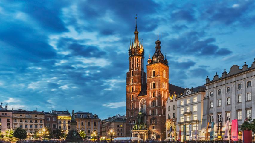 "Die heimliche Hauptstadt Polens", so wird Krakau bis heute manchmal bezeichnet. Mit über 5.000 historischen Bauten ist das Kunst- und Wissenschaftszentrum im Süden des Landes ein beliebtes Ziel für viele Touristen, das mit Ryanair auch von Nürnberg aus schnell erreicht werden kann.