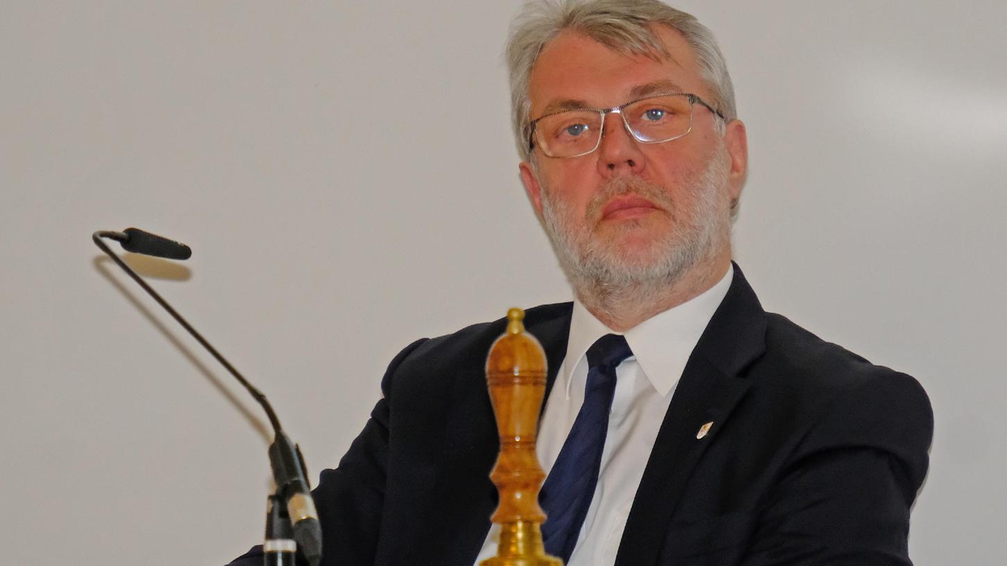 Zeigte sich betroffen vom Angriff auf die Ukraine: Weißenburgs OB Jürgen Schröppel (SPD) rief in der Stadtratssitzung zu einer Gedenkminuten für die Opfer der russischen Gewaltoffensive auf. Zeigte sich betroffen vom Angriff auf die Ukraine: Weißenburgs OB Jürgen Schröppel (SPD) rief in der Stadtratssitzung zu einer Gedenkminuten für die Opfer der russischen Gewaltoffensive auf.
