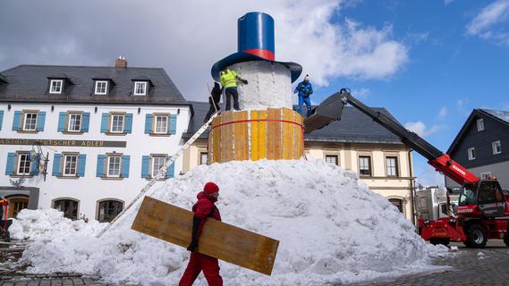 Er ist wieder da: Es gibt wieder einen riesigen Schneemann in der Bischofsgrün – Region Er ist wieder da: Es gibt wieder einen riesigen Schneemann in der Bischofsgrün – Region