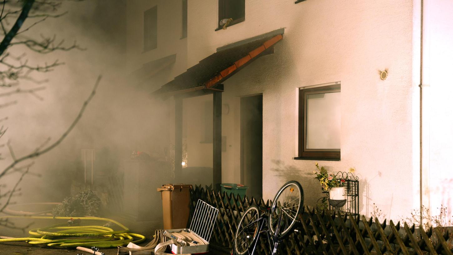 In diesem Gunzenhäuser Haus legte ein 47-Jähriger mutmaßlich selbst ein Feuer, attackierte dann Polizisten - und starb durch die Schüsse der Beamten. 
