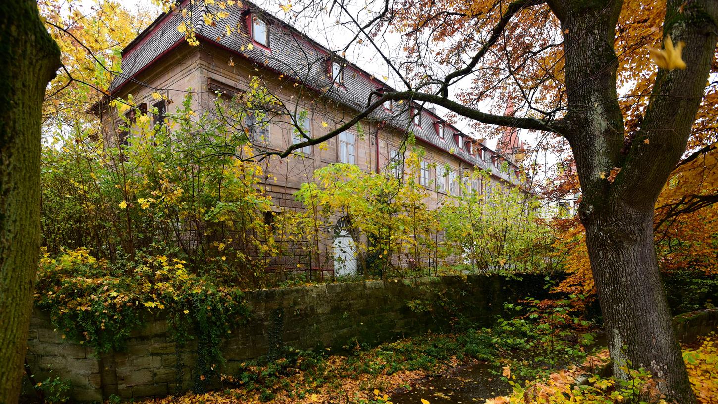 Der 1734 errichtete Marstall beim Burgfarrnbacher Schloss hat schon deutlich bessere Zeiten erlebt. Die Stadt kann die Sanierung nicht aus eigener Hand finanzieren und hat die Immobilie kurz vor Weihnachten 2021 an den Fürther Investor MIP verkauft. Der 1734 errichtete Marstall beim Burgfarrnbacher Schloss hat schon deutlich bessere Zeiten erlebt. Die Stadt kann die Sanierung nicht aus eigener Hand finanzieren und hat die Immobilie kurz vor Weihnachten 2021 an den Fürther Investor MIP verkauft.