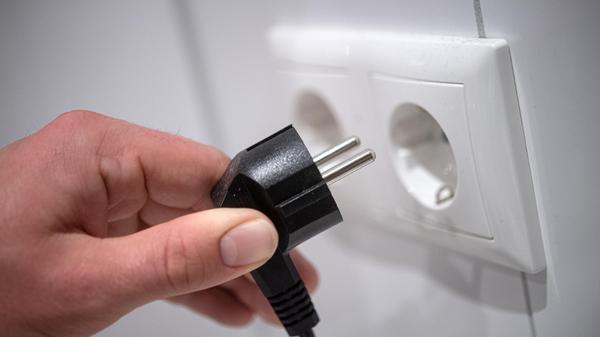 An besonders heißen Tagen sollten auch alle möglichen Wärmequellen vom Strom genommen werden. Denn: Jeder laufende PC, Fernseher oder Maschinen in der Küche erzeugen weitere Wärme. Auch, wenn Geräte nicht direkt laufen, sollten sie ausgesteckt werden, da viele sonst im Stand-By-Modus weiterlaufen. Das geht auch mit dem Punkt der Ernährung einher: Backofen und Herd sollten an heißen Tagen "Urlaub" haben und eher zu kalten Speisen gegriffen werden. Wer auf etwas Warmes dennoch nicht verzichten will, der sollte die Laufzeiten dieser Geräte minimieren. Beispielsweise indem Gerichte schon während der Aufheizphase des Backofens hinein geschoben werden.