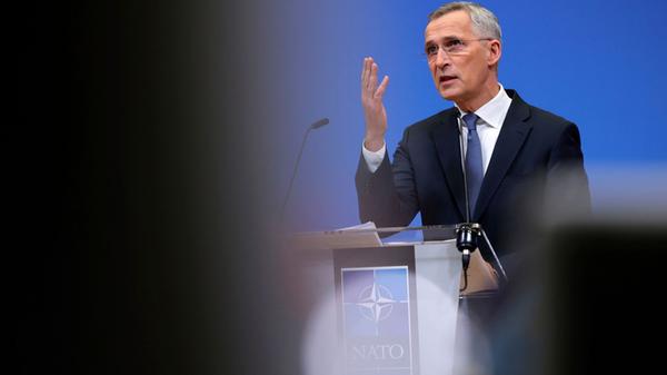 Die Nato kündigt die Verlegung ihrer schnellen Einsatztruppe NRF an. Generalsekretär Jens Stoltenberg sagt am Freitag nach einem Sondergipfel der Staats- und Regierungschefs der 30 Bündnisstaaten nicht, wohin die Einheiten verlegt werden. Nach Informationen der Deutschen Presse-Agentur könnten Bodentruppen in das südwestlich der Ukraine gelegene Rumänien geschickt werden. Ohnehin geplant ist, NRF-Einheiten zu einer Übung in das an Russland grenzende Nato-Land Norwegen zu entsenden.