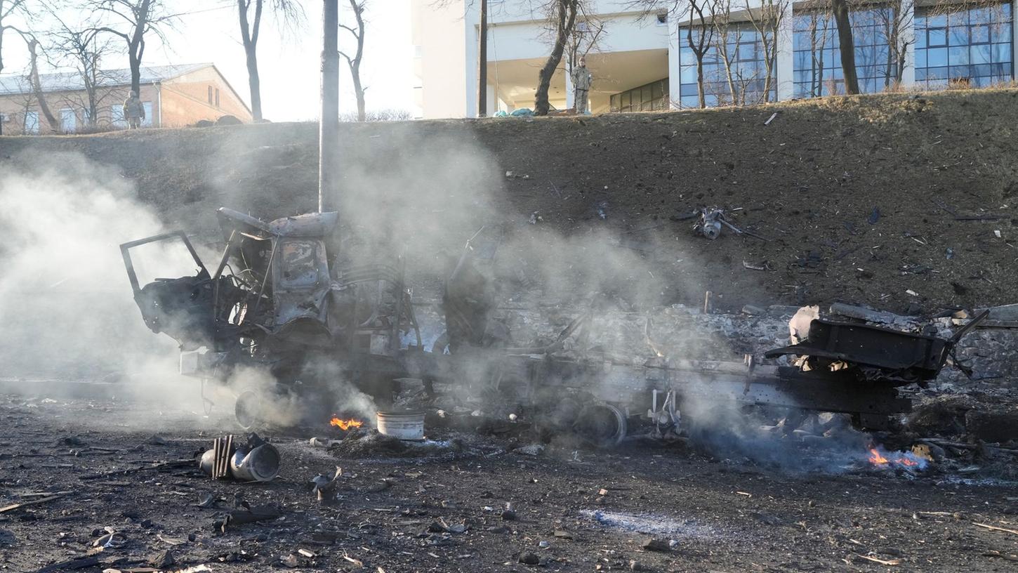 Der Krieg bringt Verwüstung über die Ukraine, wie das Wrack eines brennenden Militärlasters nach einem russischen Angriff in Kiew zeigt. 

