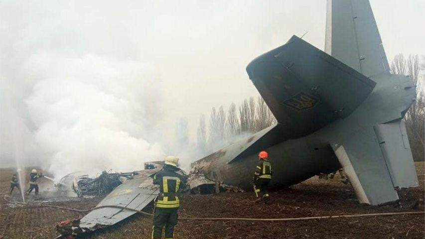 Bei den Angriffen stürzt ein Transportflugzeug des ukrainischen Militärs südlich von Kiew ab. Mindestens fünf Menschen werden getötet.