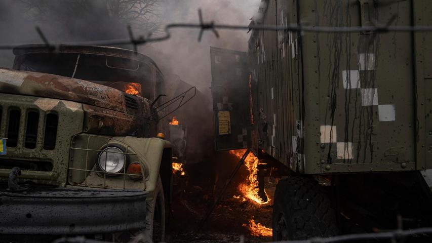 Eine beschädigte ukrainische Militäreinrichtung brennt nach russischem Beschuss außerhalb von Mariupol. Die Stadt im Süden des Landes hat über 400.000 Einwohner.